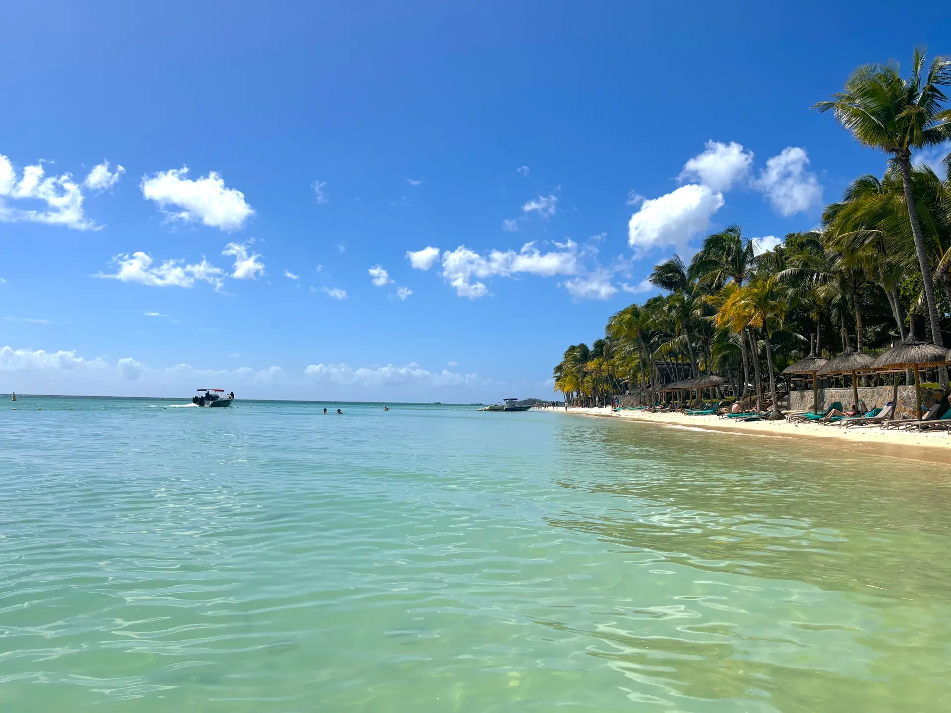 Plage de Trou aux Biches avec lagon turquoise, palmiers et hôtel Beachcomber à l’île Maurice