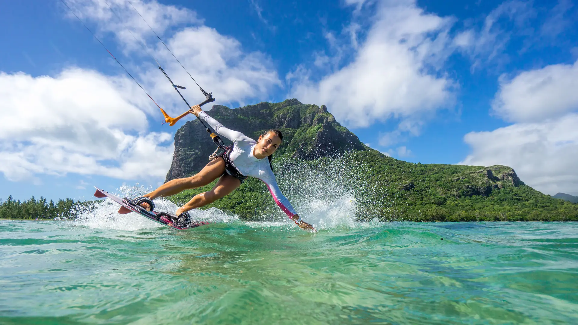 femme pratiquant le kitesurf dans le lagon du Morne à l’île Maurice