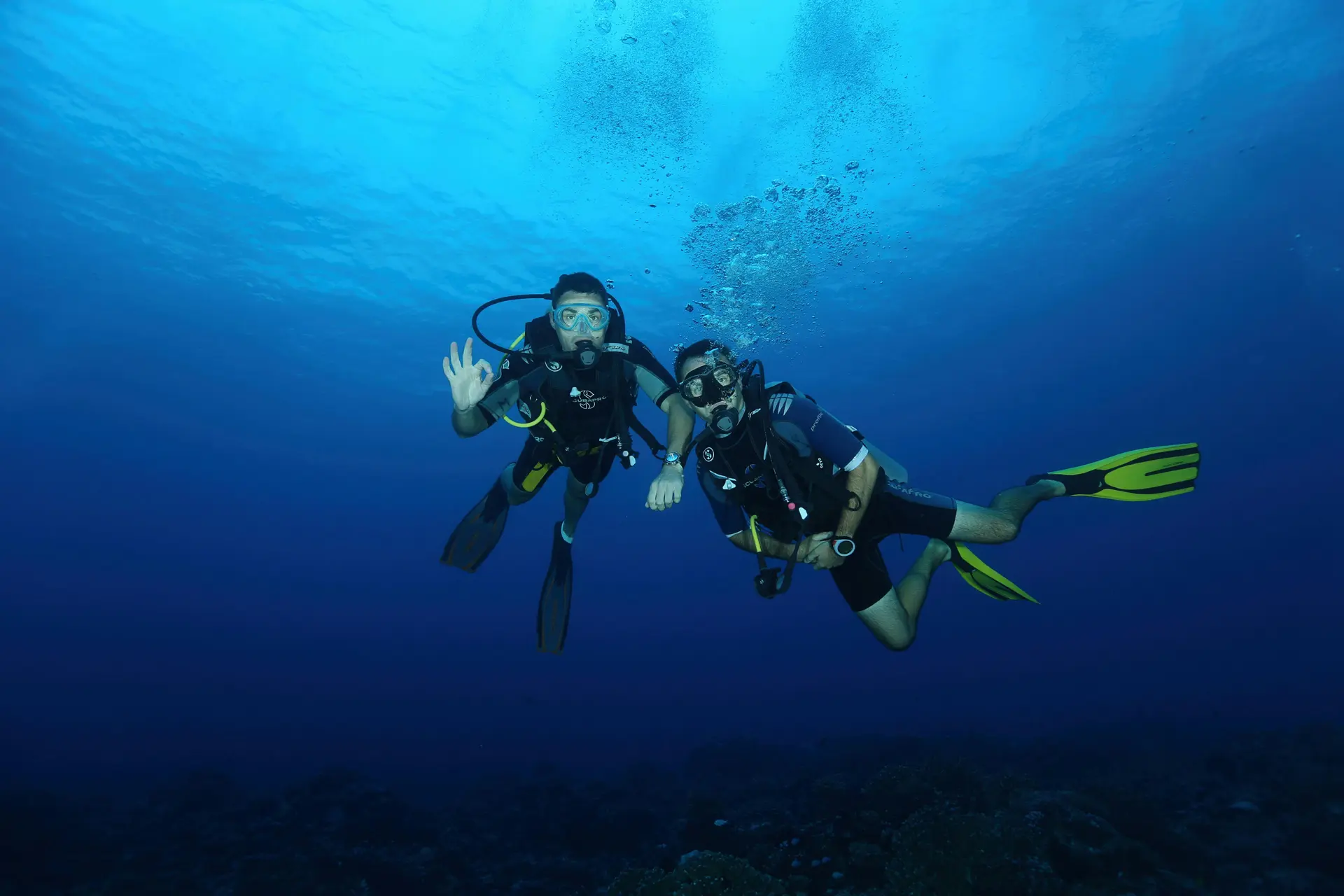 Plongeurs sous-marins en exploration dans les eaux claires de l’île Maurice avec équipement de plongée
